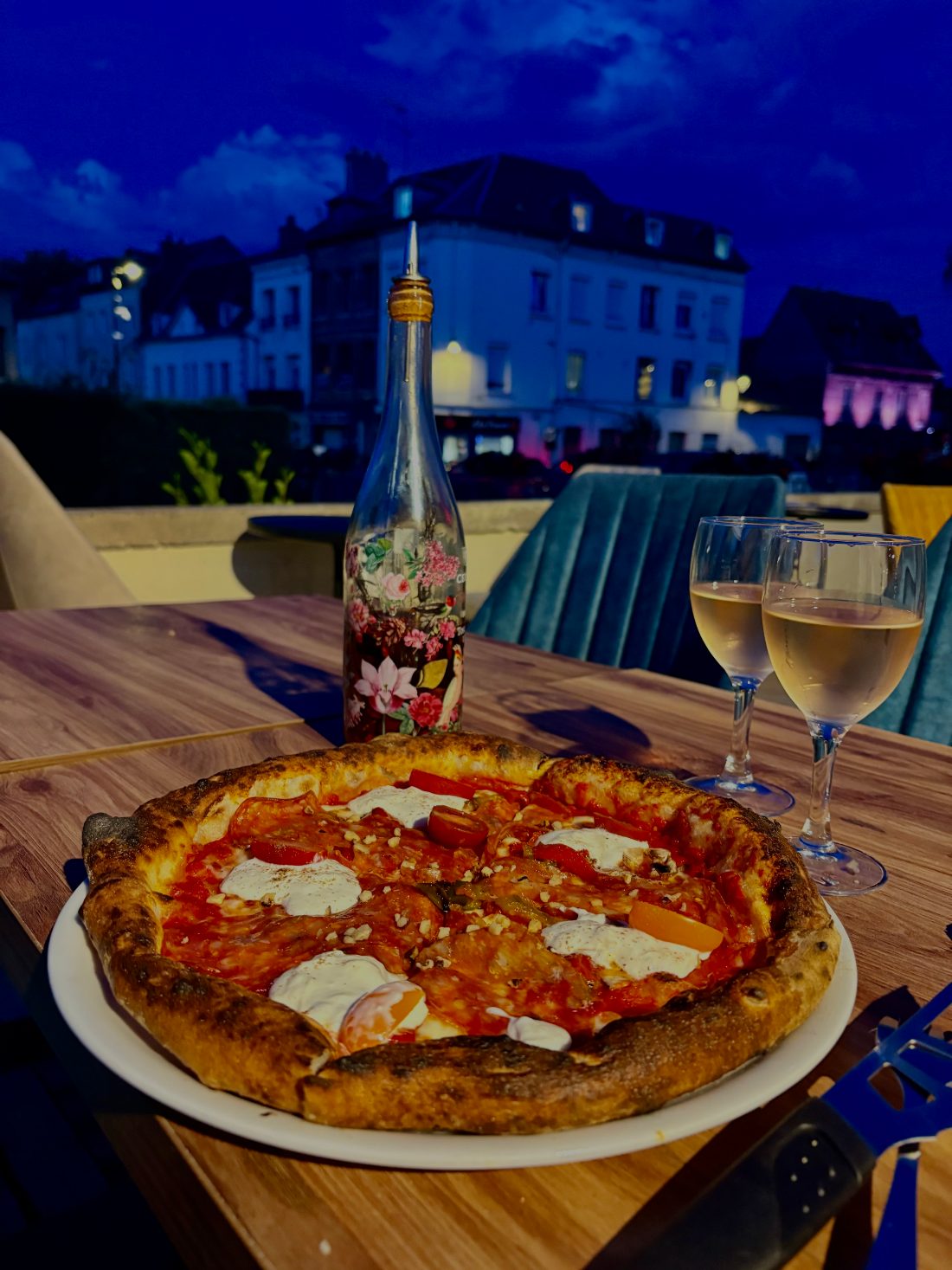 Pizza artisanale QENTINA en terrasse à Louviers, à l'heure bleue